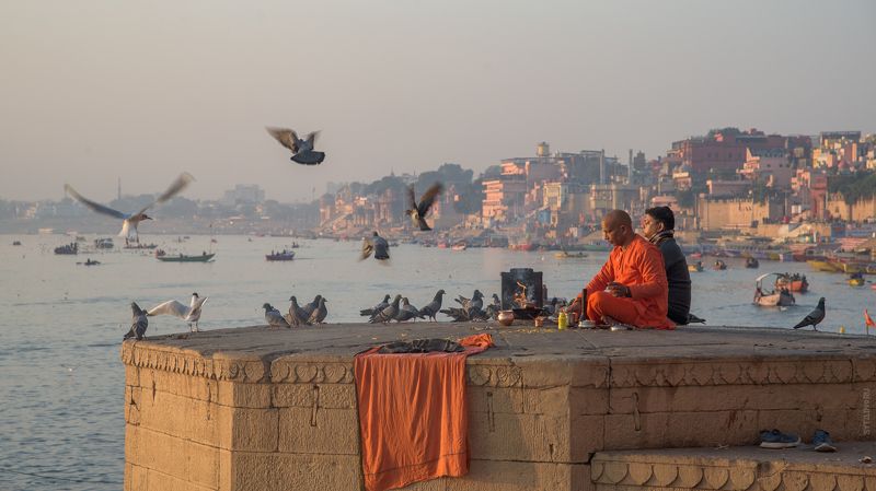 ганг, варанаси, брахман, рассвет, индия, буддизм, религия, жанр, портрет, монах, молитва, птицы, кормление, обряд, религиозный, умиротворение, тур, поездка, путешествие Рассвет на Ганге: Священный город Варанаси. Индия.photo preview