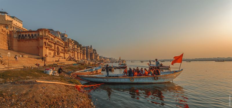 ганг, варанаси, лодка, рассвет, индия, буддизм, религия, жанр, прогулка, лодочник, панорама, широкий угол, деревянный, флаг, побережье, набережная, архитектура, тур, поездка, путешествие, Священный город Варанаси. Прогулка по Гангу. Индия.photo preview