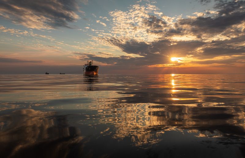 Финский залив. На рейде Финского залива. Белые ночи. фото превью