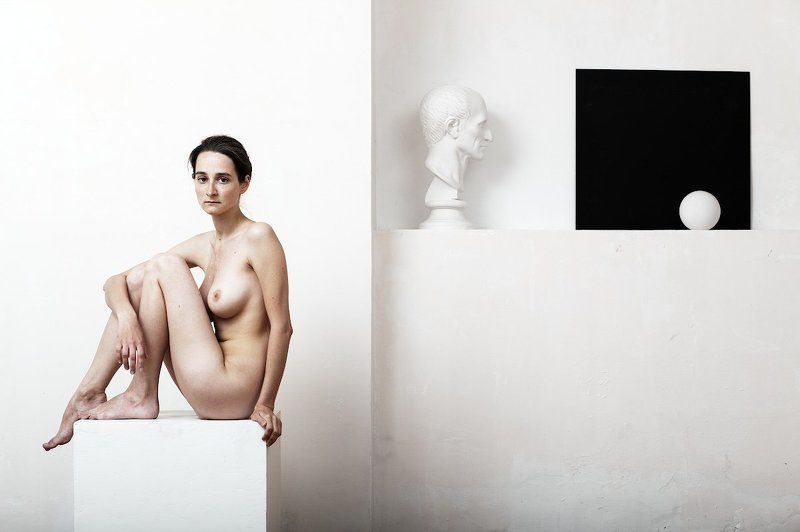 ню, девушка, белая студия, белый куб, черный квадрат, гипсовая голова Aktphoto preview