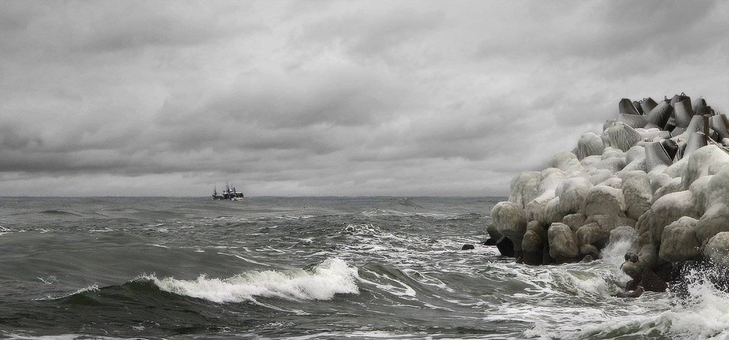 Зимний промысел. Автор: White море, шторм, волны, корабль, зима, White