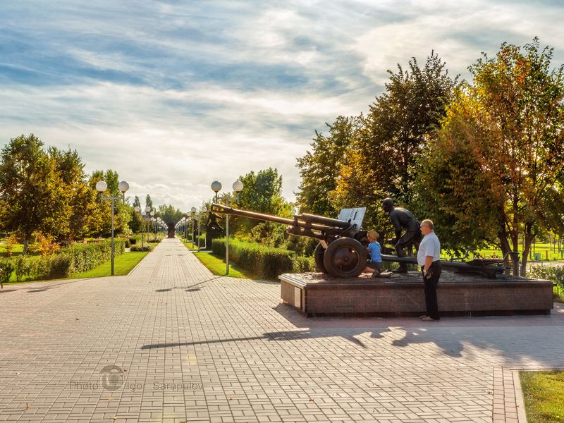 пушка, прохоровска, поколение, парк победы, памятник победы, осень, музей-заповедник, мемориальный комплекс, контровый свет, военная техника, великая отечественная война, аллея, kwanon photo Преемственность поколений фото превью
