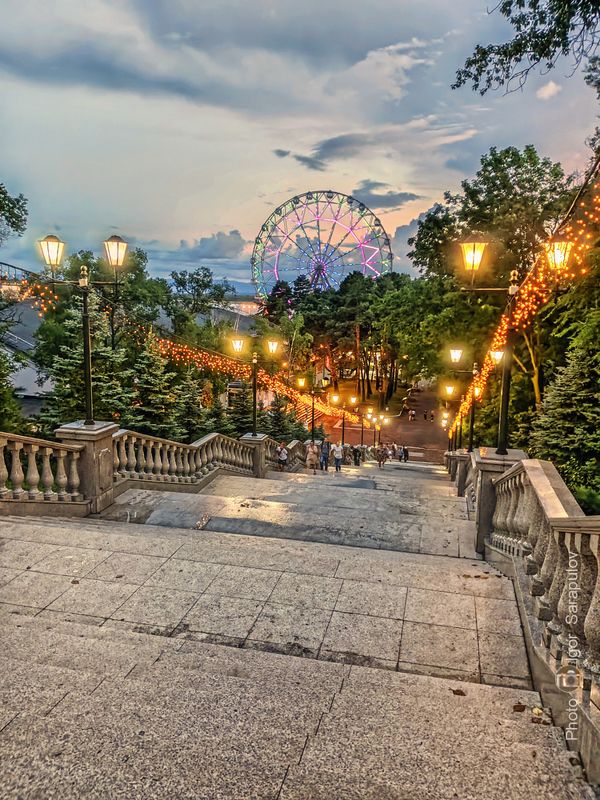 чёртово колесо, цпкио, хабаровск,  уличное освещение, улица, тучи, стрит фото, спуск, освещение, мобильная фотография, лестница,  колесо обозрения, закат, дальний восток, городской пейзаж, городской парк, городское фото, вечер, архитектура, mobilography, Лестница к Амурской набережной в Хабаровске фото превью