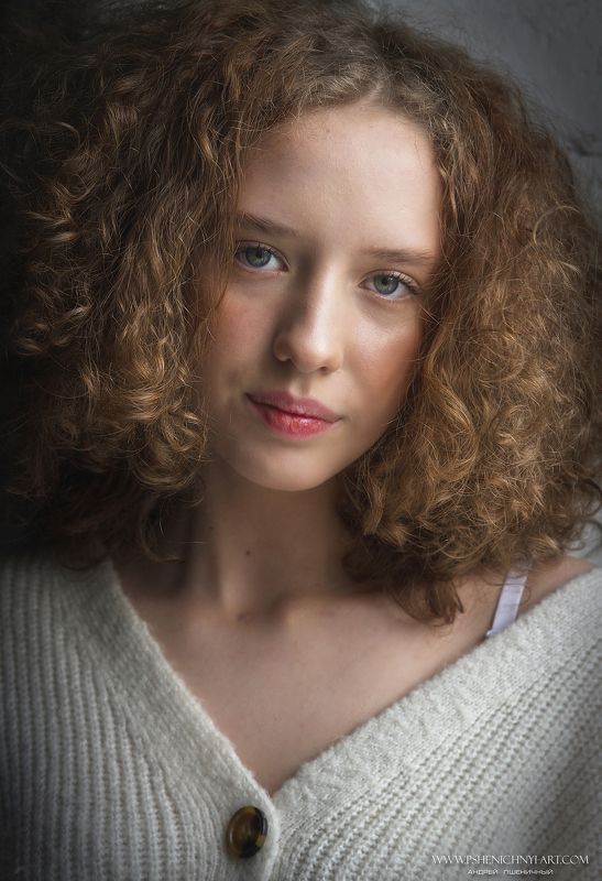 портрет, девушка, женский портрет, студия, крупный план, свет В студииphoto preview