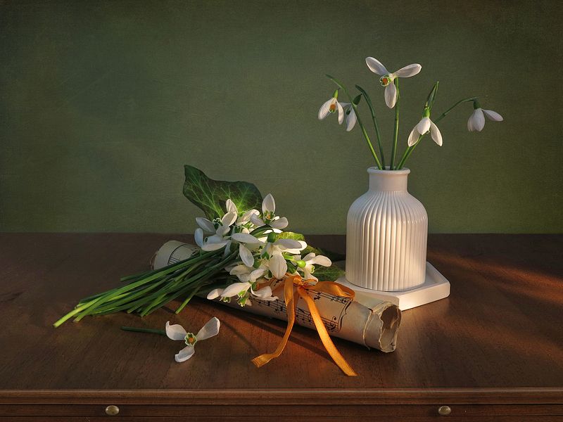 натюрморт,ваза,подснежники,ноты,лента Весенняя мелодияphoto preview
