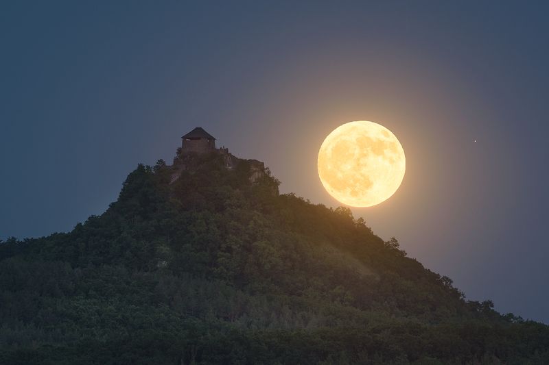 moon, night, castle, moonrise, stars, sky, moody, telephoto Moonrisephoto preview
