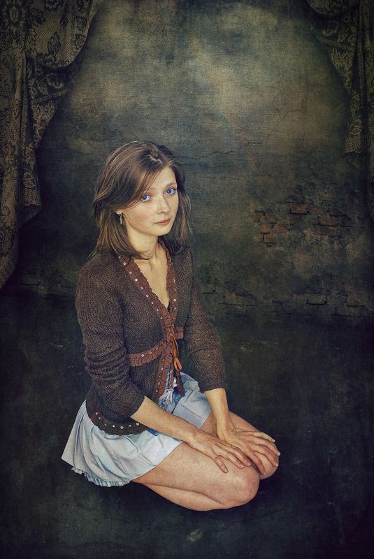 Девушка на коленях/Girl on her kneesphoto preview