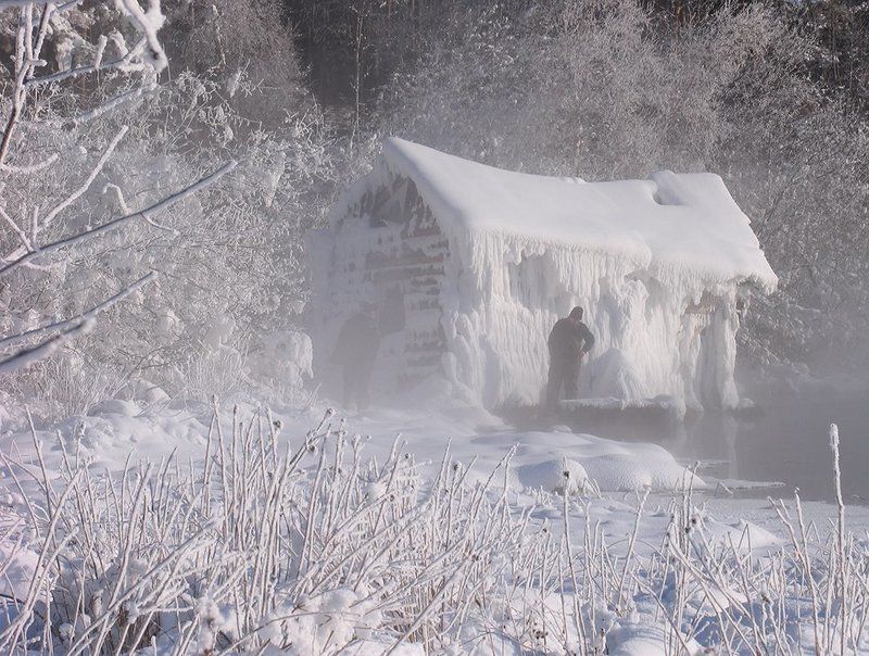 Заснеженный домик Зимняя сказка  живёт зима в избушкеphoto preview