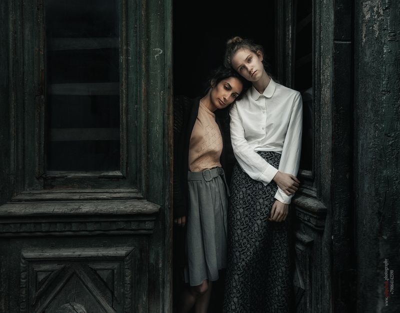 девушки, модель, тонировка, обработка, две модели, русские девушки, старые двери, винтаж,  Встречаphoto preview