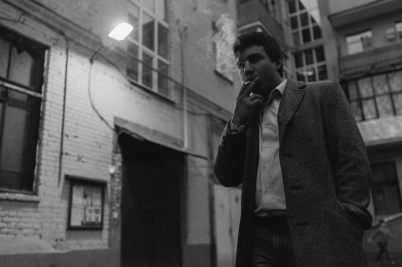 парень, курит, чб, чёрно-белое, фото, свет, контровый, композиция, углы, улица, подъезд,  Улицыphoto preview
