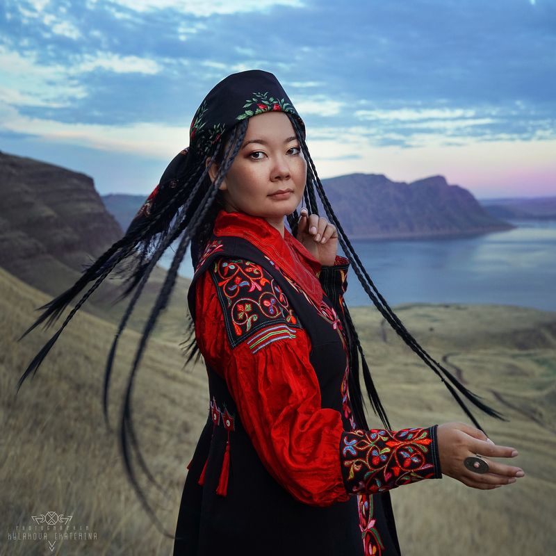 горы, степи, оглахты, хакасия, народы, традиции, народный костюм, красный, закат Образ Хакасииphoto preview