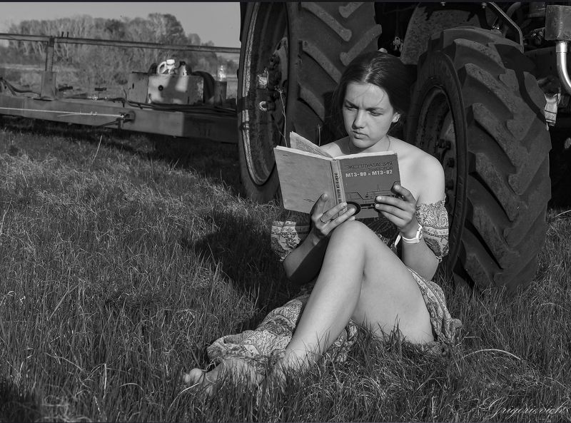 девушка. портрет. красота. глаза. улыбка трактор книга Занимающаяся тракторизмом фото превью