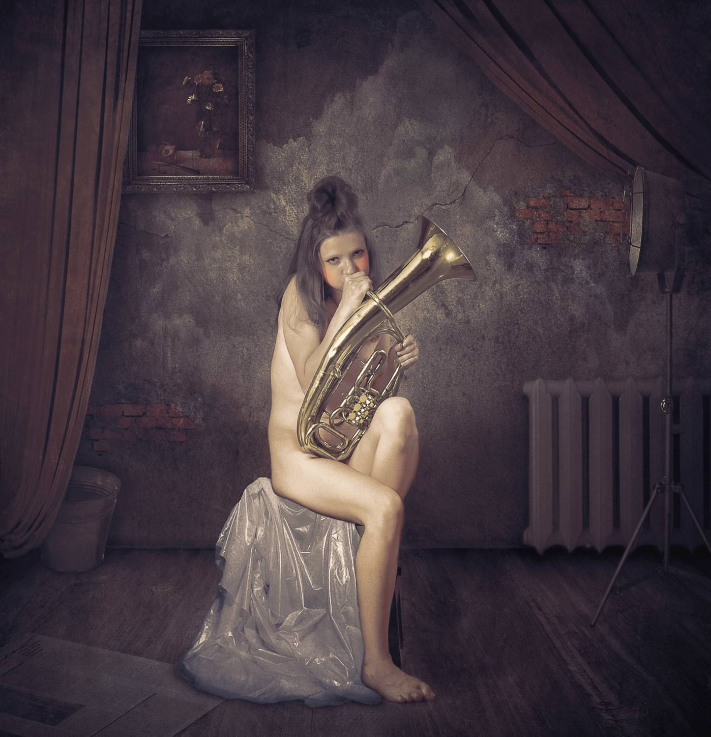 Дующая в трубу/Blowing into a trumpet. Автор: Мезенцев Александр , Мезенцев Александр