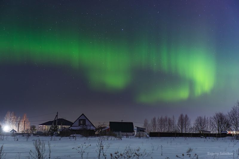 северное сияние полярное сияние деревня ночь сполохи ночное небо звёзды зима снег Полярное сияние в Ярославской области фото превью