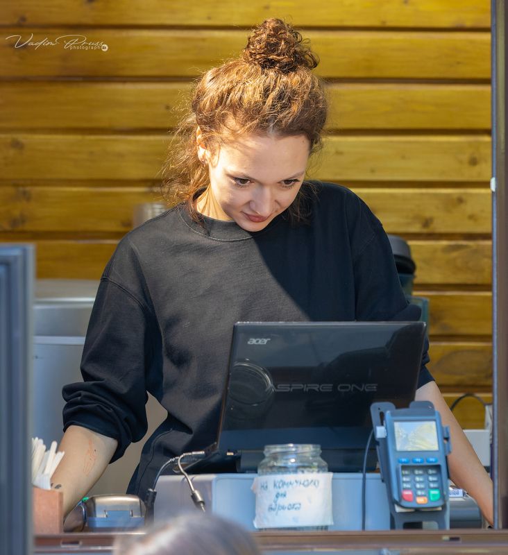 продавец, улица, Калининград, Россия, девушка, портрет, работа, позитив, фотография, уличная еда, 2023, seller, street, Kaliningrad, Russia, girl, portrait, work, positive, photography, street food Продавец.photo preview