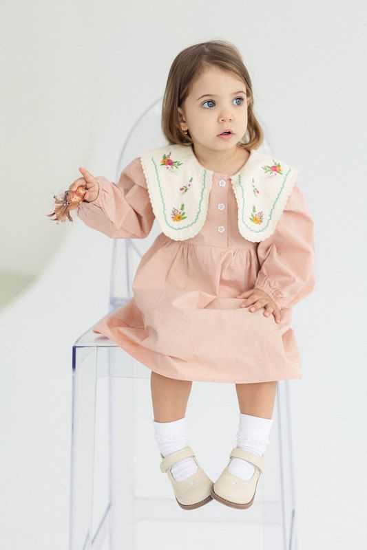 девочка на стуле, портрет в студии, съемка в студии, съемка с естественным светом, детский портрет, портрет ребенка, фотограф дети, модельные тесты Майяphoto preview