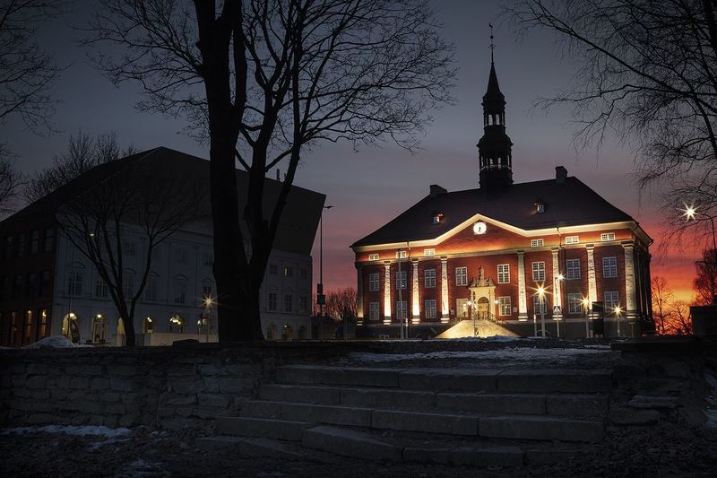 нарва март вечер закат ратуша Март в Нарве фото превью