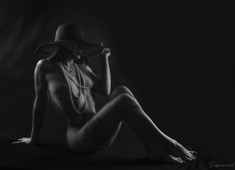 девушка. портрет. красота. чувственность, эротизм, бусы. шляпа Екатеринаphoto preview