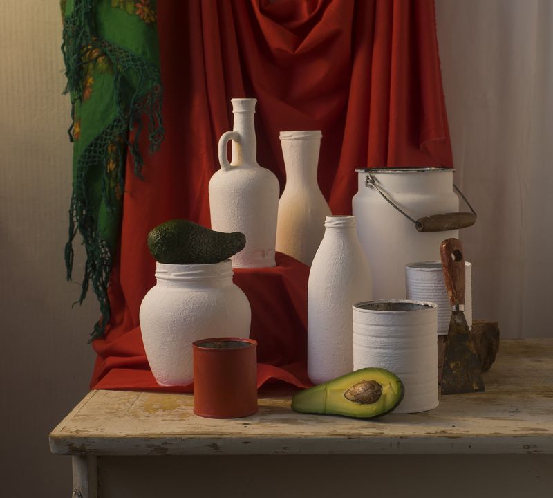 С белыми бутылками и авокадо.photo preview