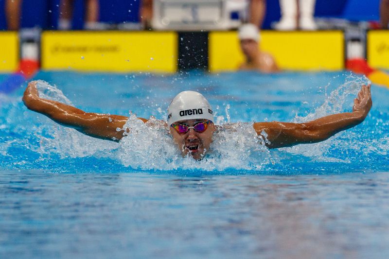 бассейн, плавец, спорт Расправив крыльяphoto preview