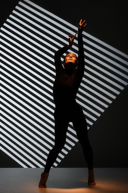 девушка, танец, свет, студия, концептуально, силуэт, Фотозарисовки у меня в студии | фотограф в Москвеphoto preview