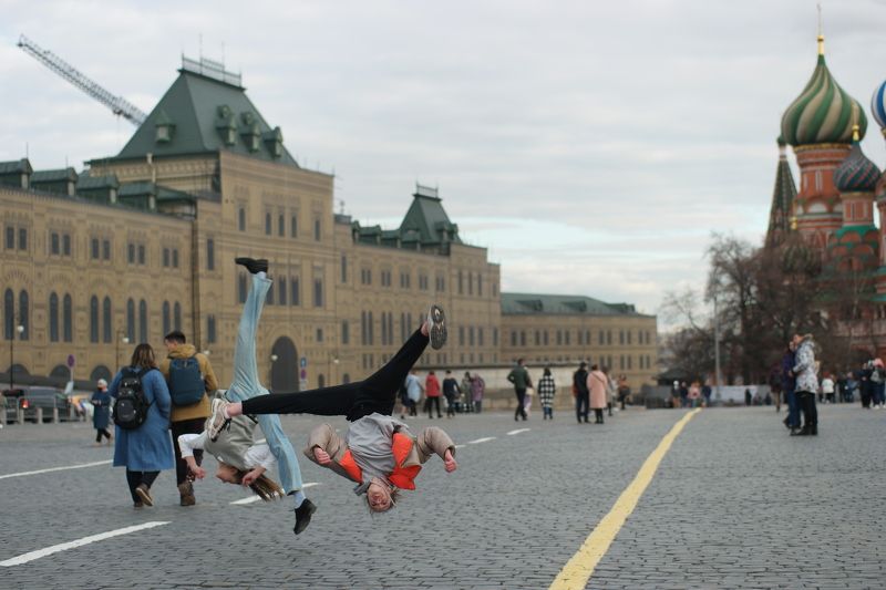 Красная площадь, кувырок, брусчатка, вниз головой, весна В Москву пришло весеннее сумасшествиеphoto preview