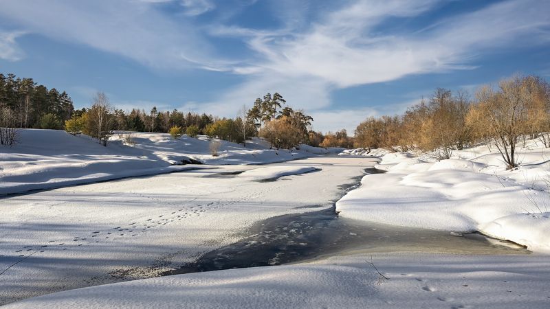 весна,река, лёд, снег, свет, тени, берег, деревья, небо, облака мартphoto preview