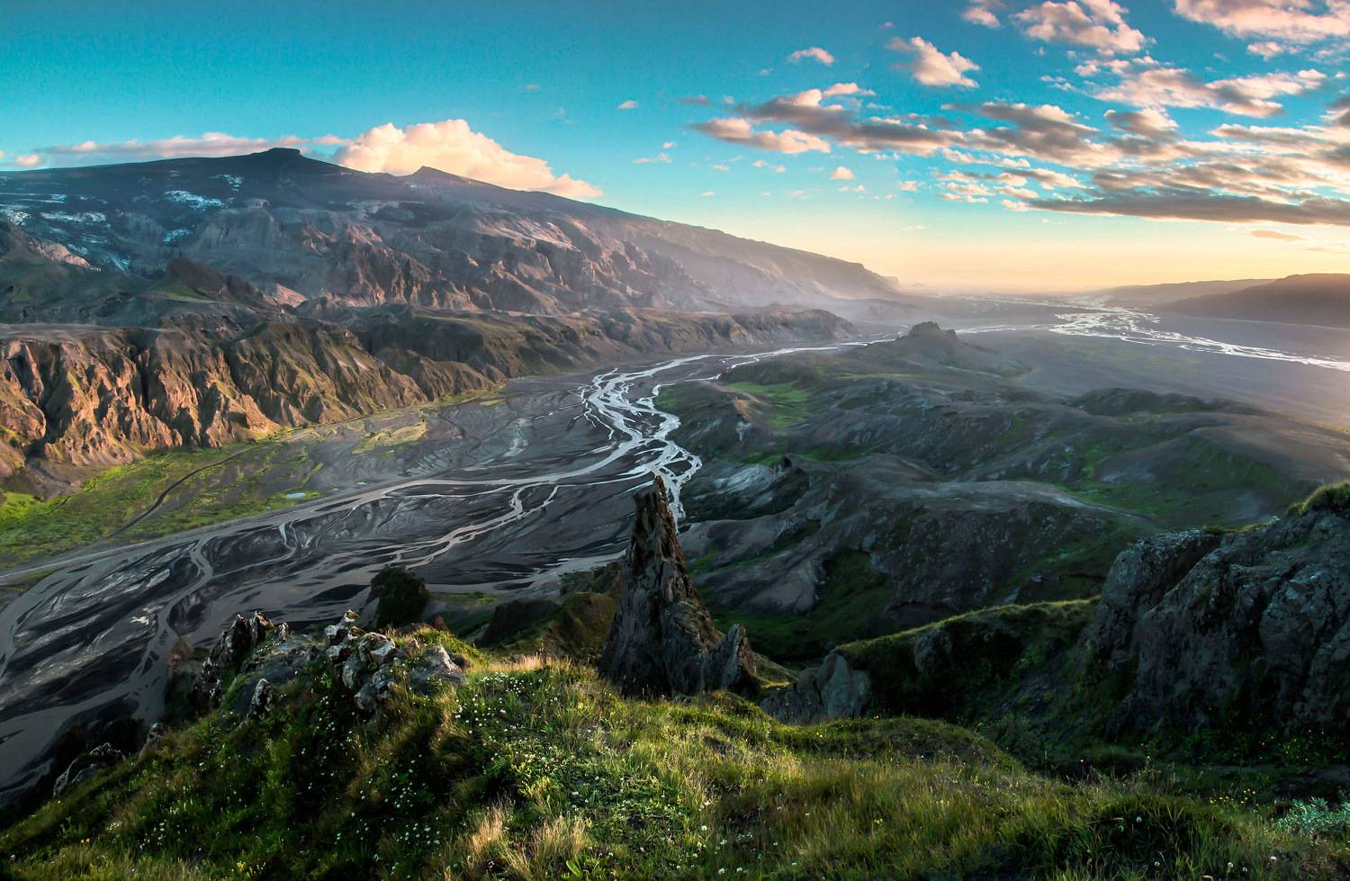 Eyjafjallajökull is still smokes. Автор: Yuri Ovchinnikov , Yuri Ovchinnikov