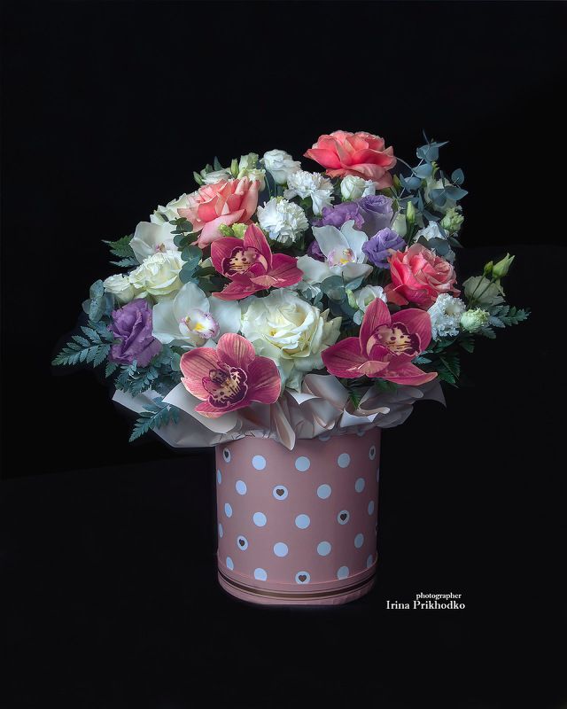 цветы, букеты, черный фон Праздничный букет в коробкеphoto preview