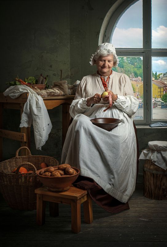 Картофель, овощи, окно, миска, женщина. чепец, фартук. Картофель на обедphoto preview