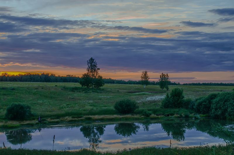 возвращаемся по полевым дорогам с фото сьемки и ... маленькое озеро ( фактически лужа. но рыбак в левом нижнем сидит) а краски неба завораживают.... вот ради таких минут и бороздишь просторы ... Возвращаемся по полевым дорогам с фото сьемки и ... Маленькое озеро ( фактически лужа. но рыбак в левом нижнем сидит) А краски неба завораживают.... Вот ради таких минут и бороздишь просторы ...photo preview