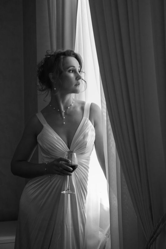 Она стояла у окна с бокалом сладкого вина... фото превью