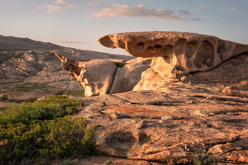юго-восточный казахстан, северный тянь-шань, горы бектау-ата, камни, порода, вечер Сырные камниphoto preview