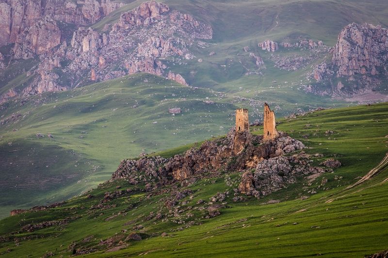 Кавказ, Осетия, Цмити Древние стражники Цмити фото превью
