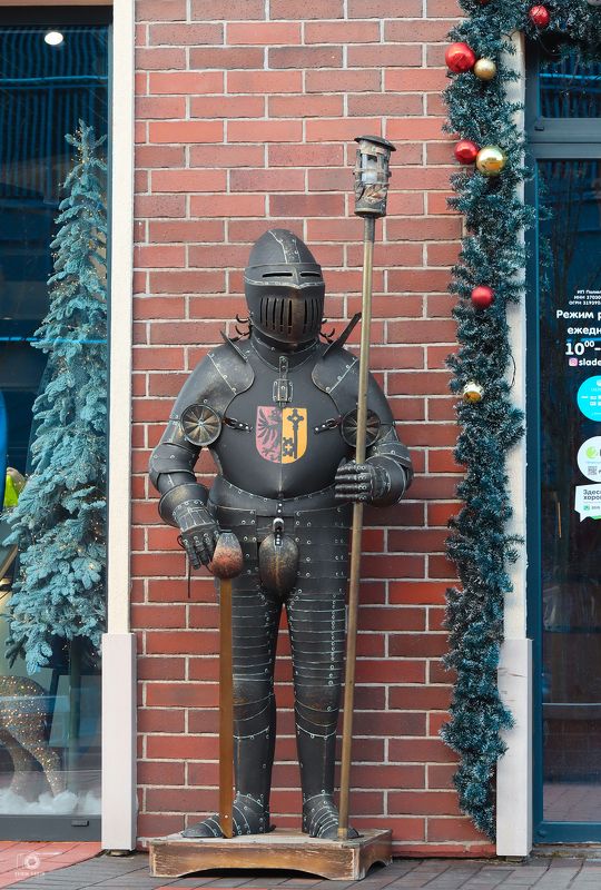 рыцарь, средневековье, секьюрити, улица, город, Калининград, позитив, Россия, фотография, Свирин Вадим, 2022, knight, middle ages, security, street, city, Kaliningrad, positive, Russia, photography, Vadim Svirin Конфетный рыцарь.photo preview