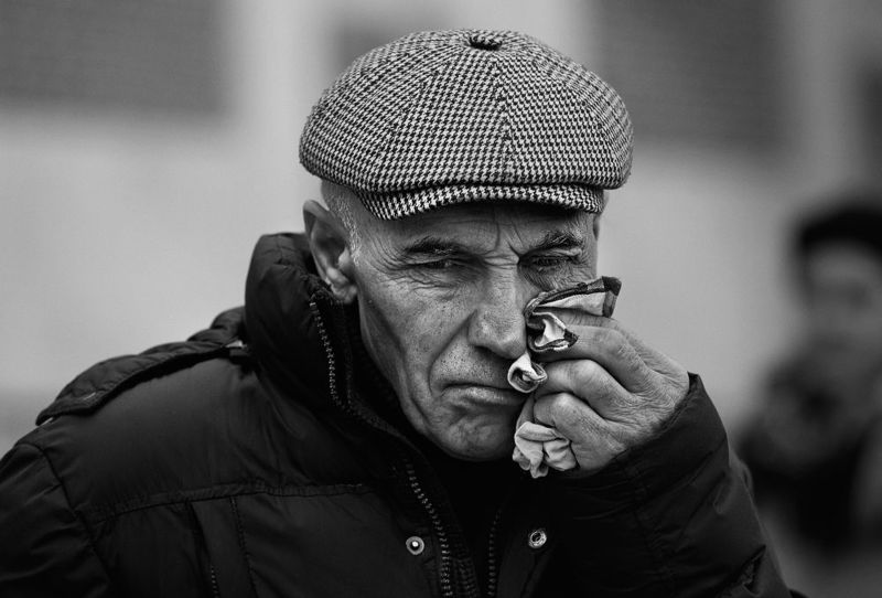 чб фото, уличный мужской портрет, прохожие photo preview