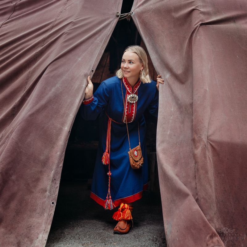 саамы, чум, традиции, культура, народы, народный костюм, девушка, север Саамыphoto preview