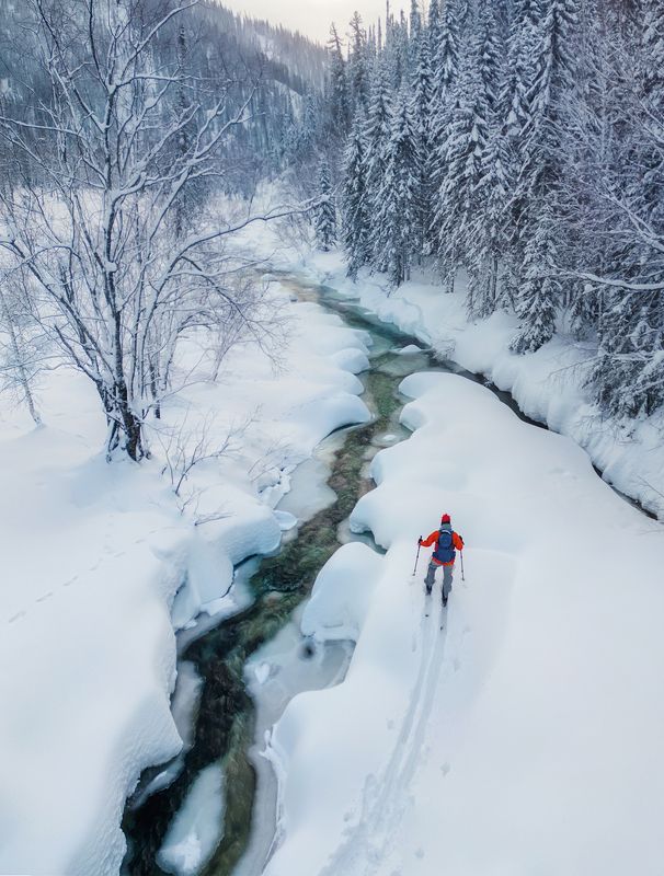 Снег, лыжы, река, лужба, тайга, лес Одинокий лыжник photo preview