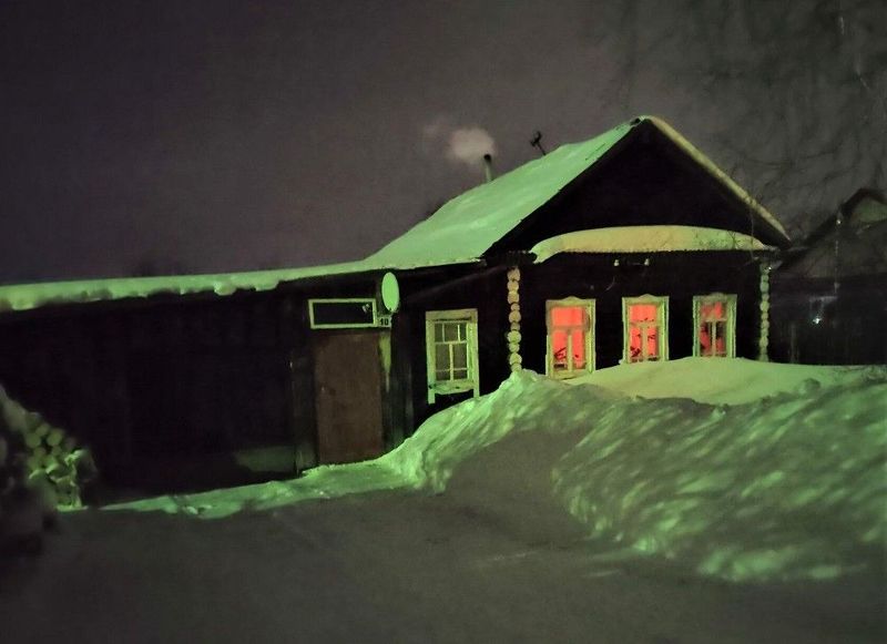 Домик в ночиphoto preview