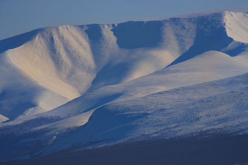 горы, солнце, снег, зима, склоны, сопки Горы синие вдали фото превью