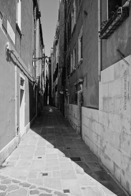 архитектура, венеция, италия, фасад, история, свет, тень, лабиринт, улочка Жаркий полдень в Венецииphoto preview