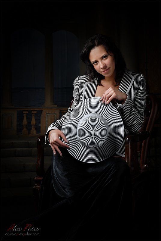 салон,портрет,перо,шляпа,глаза,улыбка Салонный портретphoto preview