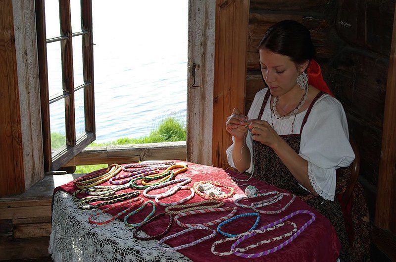 девушка,бисер У окнаphoto preview