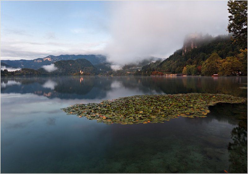 словения, озеро, блед, замок Два взгляда на одно место. Взгляд первый начало прогулки вокруг озера.photo preview