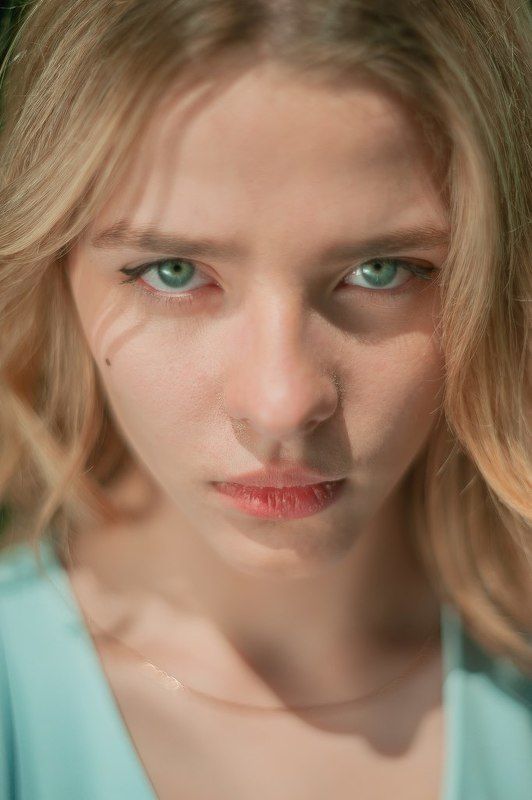 девушка, взгляд, платье, портрет, свет, тень, фото Алёнаphoto preview