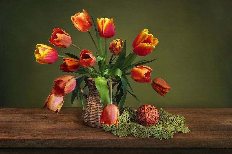 натюрморт,весна,тюльпаны,салфетка,шар,плетеная ваза Тюльпаны и шарphoto preview