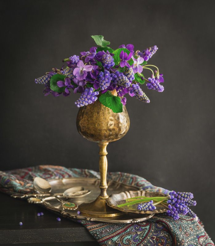 Фиалки в старом бокале фото превью