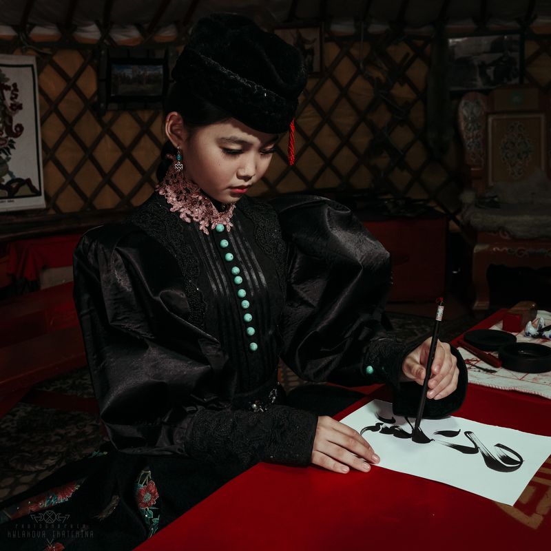 калмыки, Калмыкия, традиции, каллиграфия, юрта, народный костюм, девочка, детская фотосессия Тодо бичиг - ясное письмоphoto preview