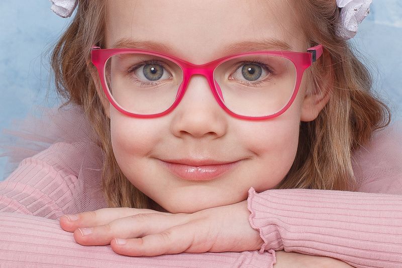 Детский портрет девочка в очках Соломейкаphoto preview