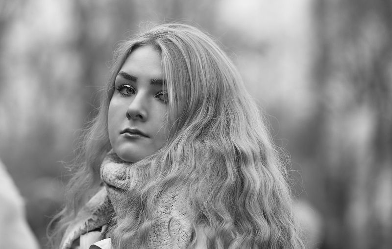 чб фото,  уличный женский портрет, жанровый портрет, город и люди, прохожие, девушка Уличный портрет. Город и людиphoto preview